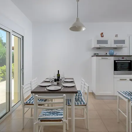 Liebevoll Ausgestattetes Haus In Ruhiger Lage Mit Beheiztem Pool Und Meerblick By Interhome Casa vacanze Gennadi